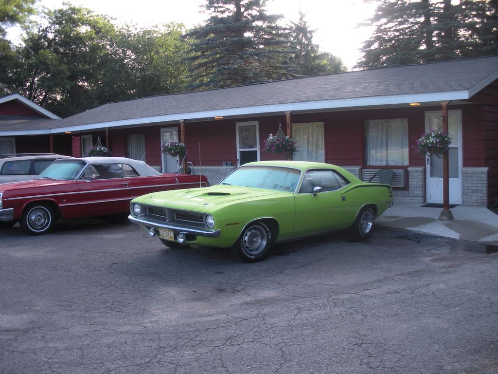 Woodland Motor Lodge Grayling Exterior photo