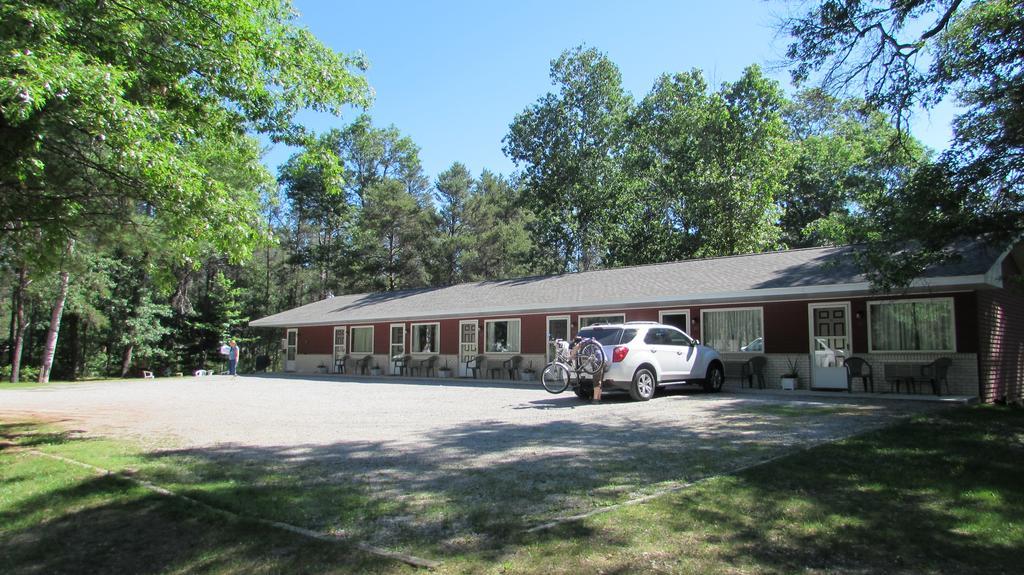 Woodland Motor Lodge Grayling Exterior photo